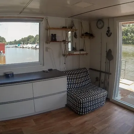 Botel Uszohaz